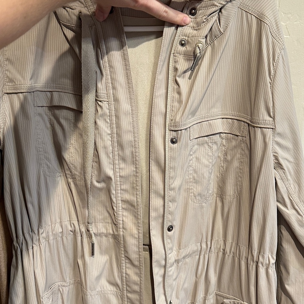 Lululemon lightweight rain jacket - Picture 6 of 6